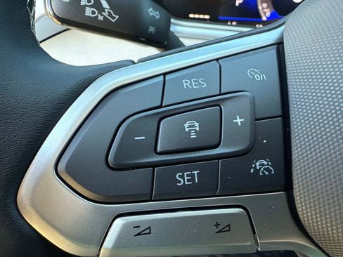 Used 2025 Volkswagen Taos SEL image 29