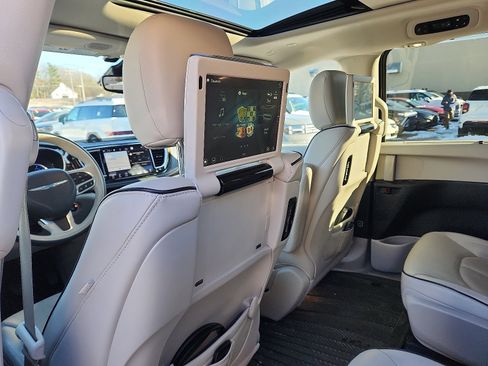 Used 2021 Chrysler Pacifica Limited w/ Uconnect Theater Family Group image 24