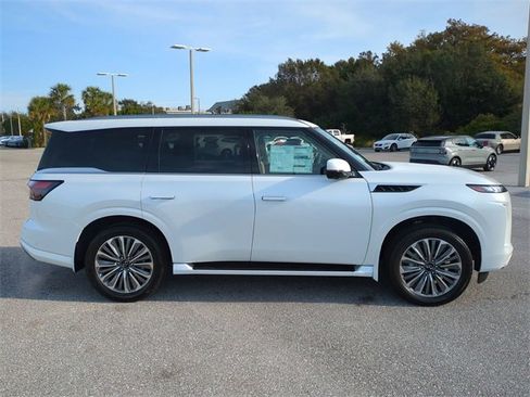 New 2026 INFINITI QX80 Luxe image 3