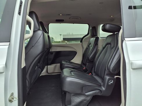 Used 2023 Chrysler Pacifica Touring-L FWD image 24