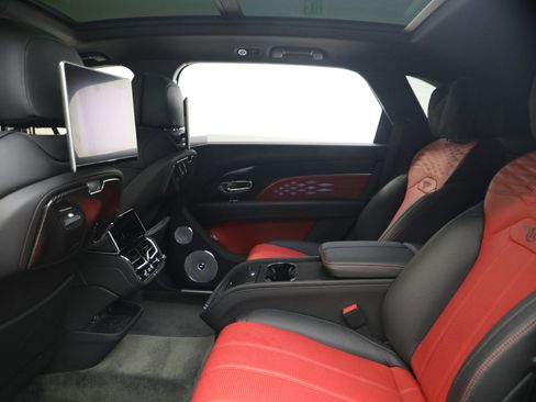 Used 2023 Bentley Bentayga Extended Wheelbase image 25