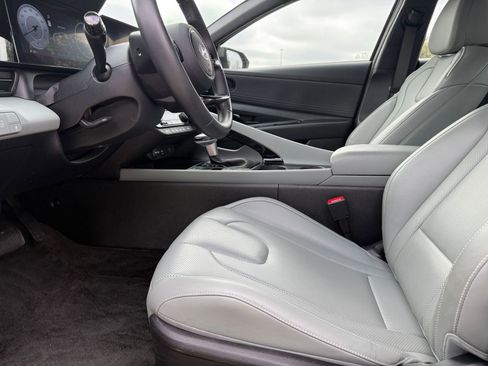 Used 2025 Hyundai Elantra Limited image 27