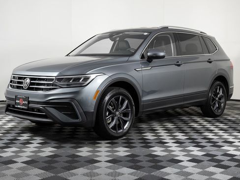 Used 2023 Volkswagen Tiguan SE image 1