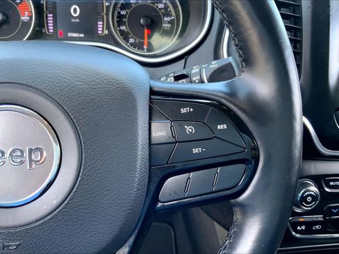 Used 2021 Jeep Cherokee Latitude Plus FWD image 20