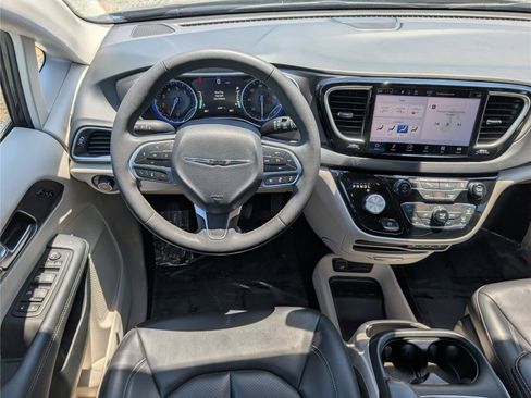 Used 2023 Chrysler Pacifica Touring-L FWD image 18
