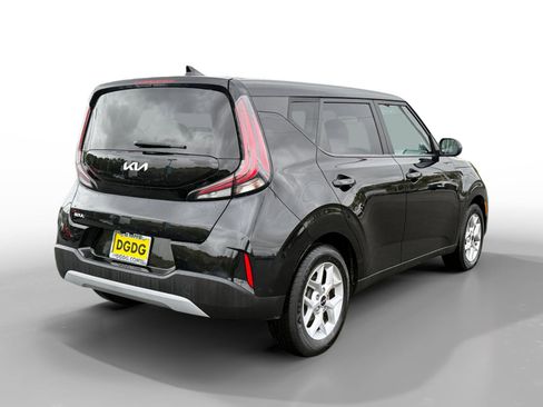 Used 2023 Kia Soul LX w/ LX Technology Package image 5