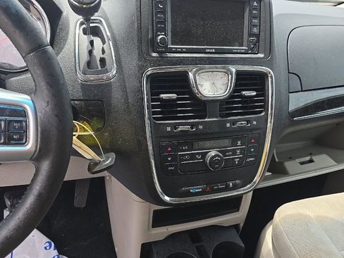 Used 2011 Chrysler Town & Country Touring FWD image 10