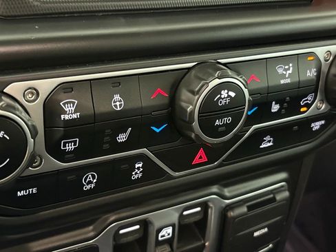 Used 2023 Jeep Gladiator Rubicon w/ Cold Weather Group image 35