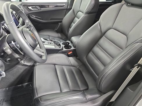 Certified 2025 Porsche Macan AWD/4WD image 5