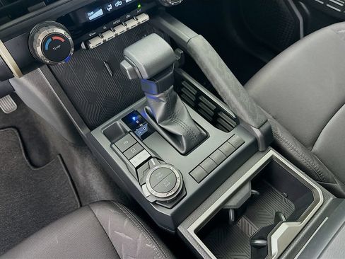Certified 2025 Toyota Tacoma SR5 AWD/4WD image 16