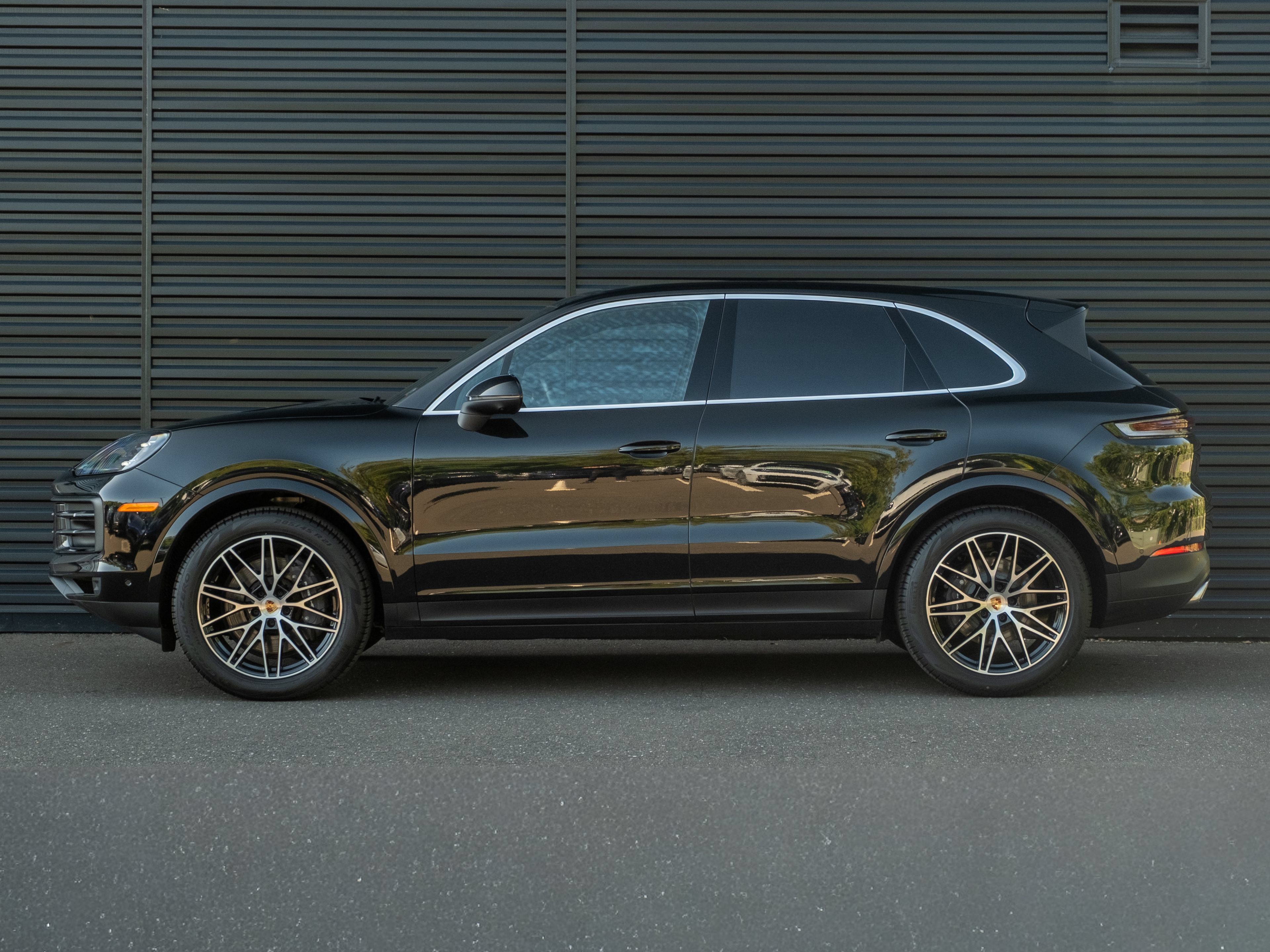 Certified 2025 Porsche Cayenne AWD/4WD image 2