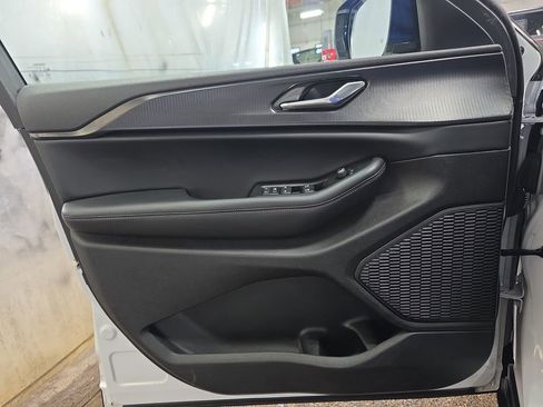 Used 2025 Jeep Grand Cherokee Altitude image 24