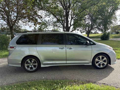 Used 2017 Toyota Sienna SE w/ SE Preferred Package FWD image 6