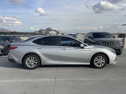 Used 2025 Toyota Camry LE image 3