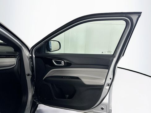 Used 2025 Jeep Compass Limited image 29