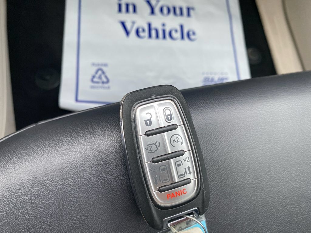 Used 2024 Chrysler Pacifica Touring-L FWD image 24