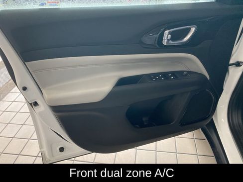 Used 2025 Jeep Compass Limited image 9