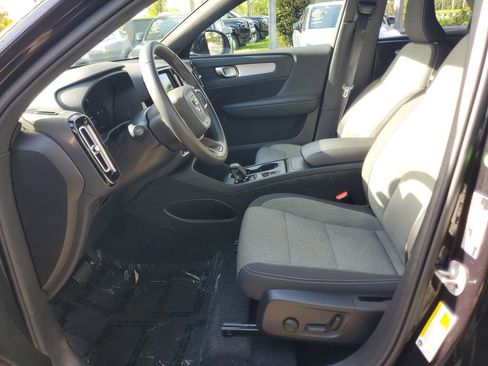 Certified 2025 Volvo XC40 B5 Core AWD/4WD image 17