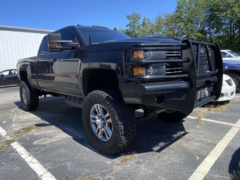 Used 2019 Chevrolet Silverado 2500 LT w/ Midnight Edition AWD/4WD image 2