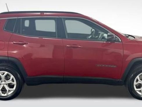 Used 2024 Jeep Compass Latitude image 9