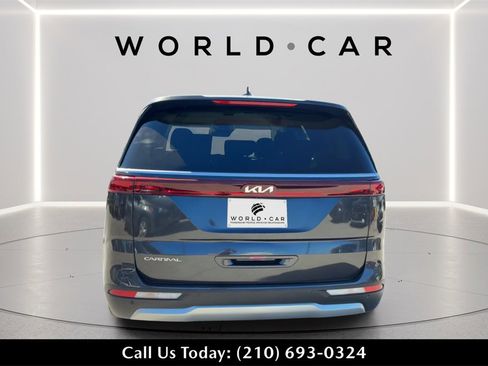 Used 2024 Kia Carnival EX image 4