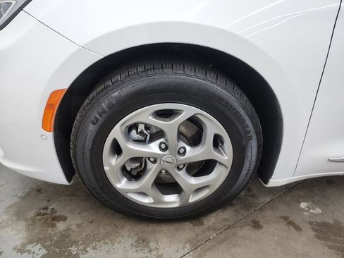 Used 2022 Chrysler Pacifica Limited FWD image 40