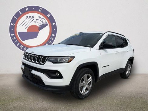 Used 2024 Jeep Compass Latitude AWD/4WD image 2