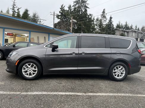 Used 2017 Chrysler Pacifica Touring FWD image 8