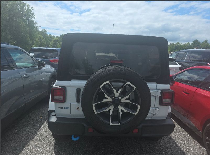 Used 2024 Jeep Wrangler Unlimited AWD/4WD image 5