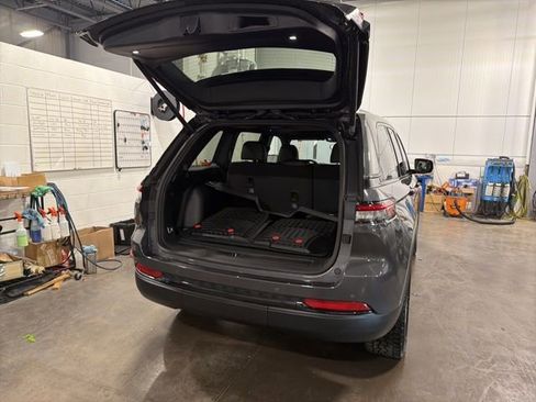 Used 2023 Jeep Grand Cherokee Altitude image 14