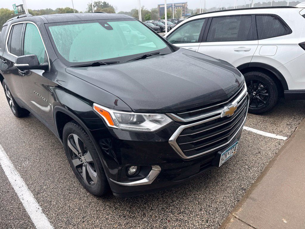 Used 2021 Chevrolet Traverse LT w/ LT Premium Package AWD/4WD image 2