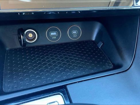 Used 2025 Genesis G70 2.5T image 17