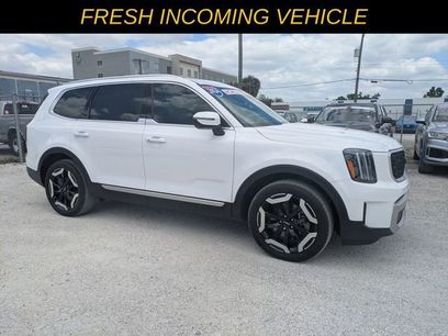 Used 2024 Kia Telluride EX w/ EX Captain's Chair Package