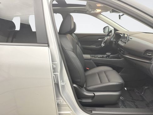 Used 2023 Nissan Rogue SV w/ SV Premium B Package image 16