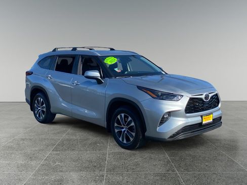 Used 2024 Toyota Highlander XLE FWD image 7