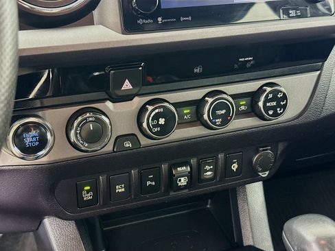 Certified 2018 Toyota Tacoma TRD Off-Road w/ Technology Package AWD/4WD image 18