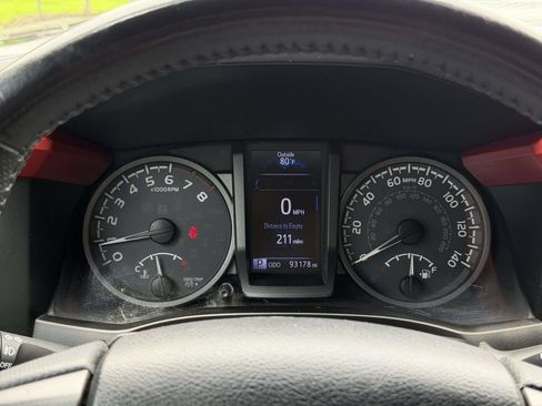 Used 2017 Toyota Tacoma TRD Sport w/ Tow Package (A/T) AWD/4WD image 11