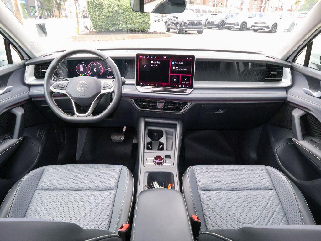 Used 2025 Volkswagen Tiguan SE AWD/4WD image 16