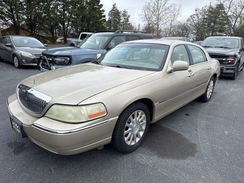 Used 2007 Lincoln Town Car Signature image 2