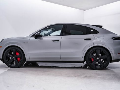 New 2025 Porsche Cayenne Turbo image 2