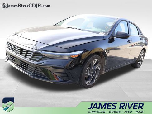 Used 2025 Hyundai Elantra SEL FWD image 9