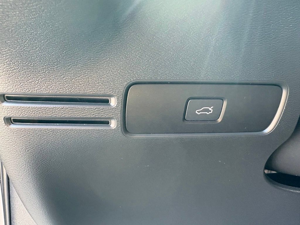 Used 2024 Volvo XC40 B5 Core AWD/4WD image 25