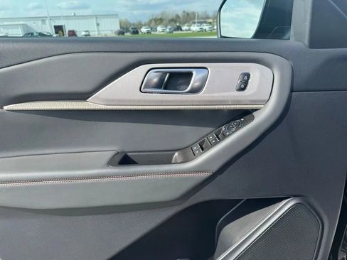 Used 2025 Ford Explorer Active w/ Active Comfort Package image 11