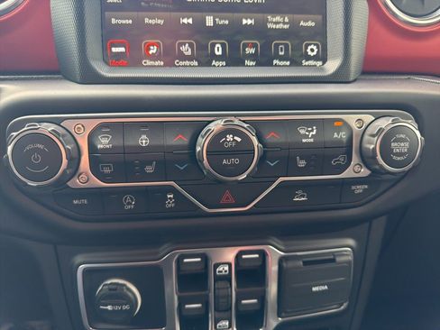 Used 2022 Jeep Gladiator Rubicon w/ Cold Weather Group image 28