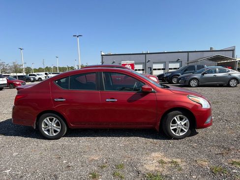 Used 2015 Nissan Versa SV image 4