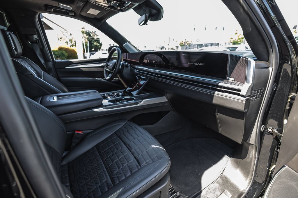 Used 2025 Cadillac Escalade V AWD/4WD image 27
