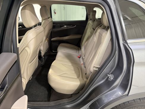 Used 2022 Lincoln Nautilus FWD w/ Premium Package image 11