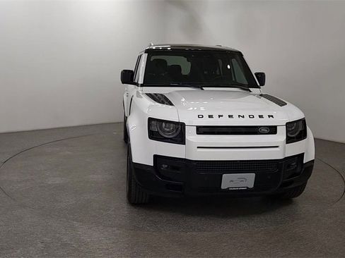 Used 2025 Land Rover Defender 110 X-Dynamic SE image 3