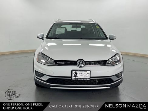 Used 2017 Volkswagen Golf Alltrack S image 2