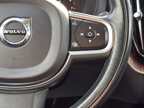 Used 2021 Volvo XC60 T5 Momentum w/ Premium Package AWD/4WD image 16